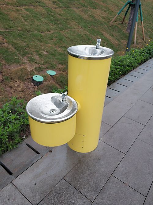 戶外飲水臺，張嘴就能喝水
